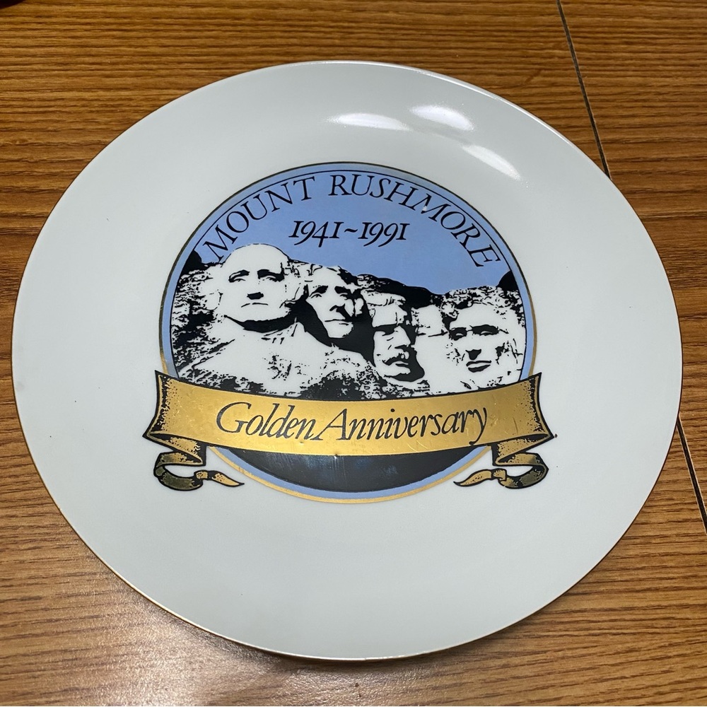 1991 Mount Rushmore Golden 50th Anniversary 8.5” Souvenir Plate
